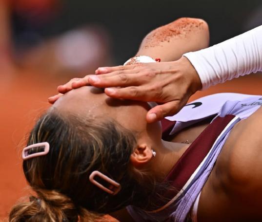 巴拿马女足球员在比赛中受伤