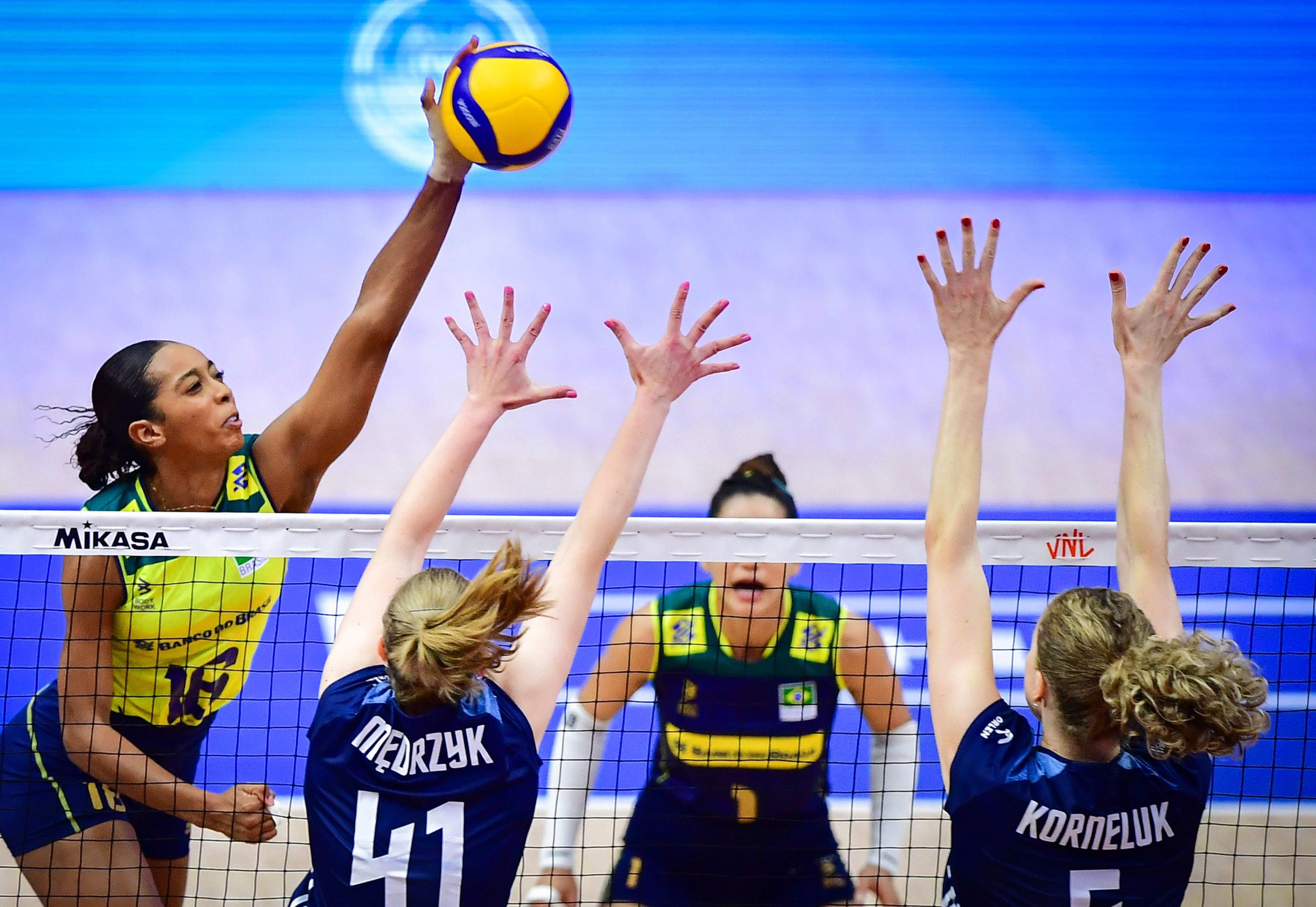 爱游戏体育网站-波兰队晋级下一轮赛事，表现出色