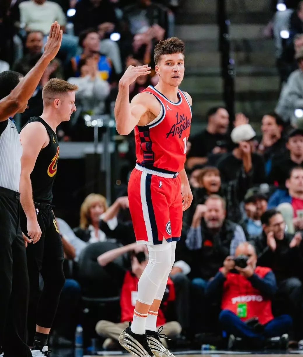 爱游戏官网-快船主场大胜火箭，莱昂纳德高光表现