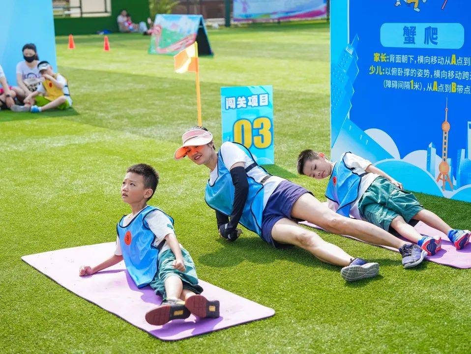 铁人三项比赛选手协作默契，成功闯关的简单介绍